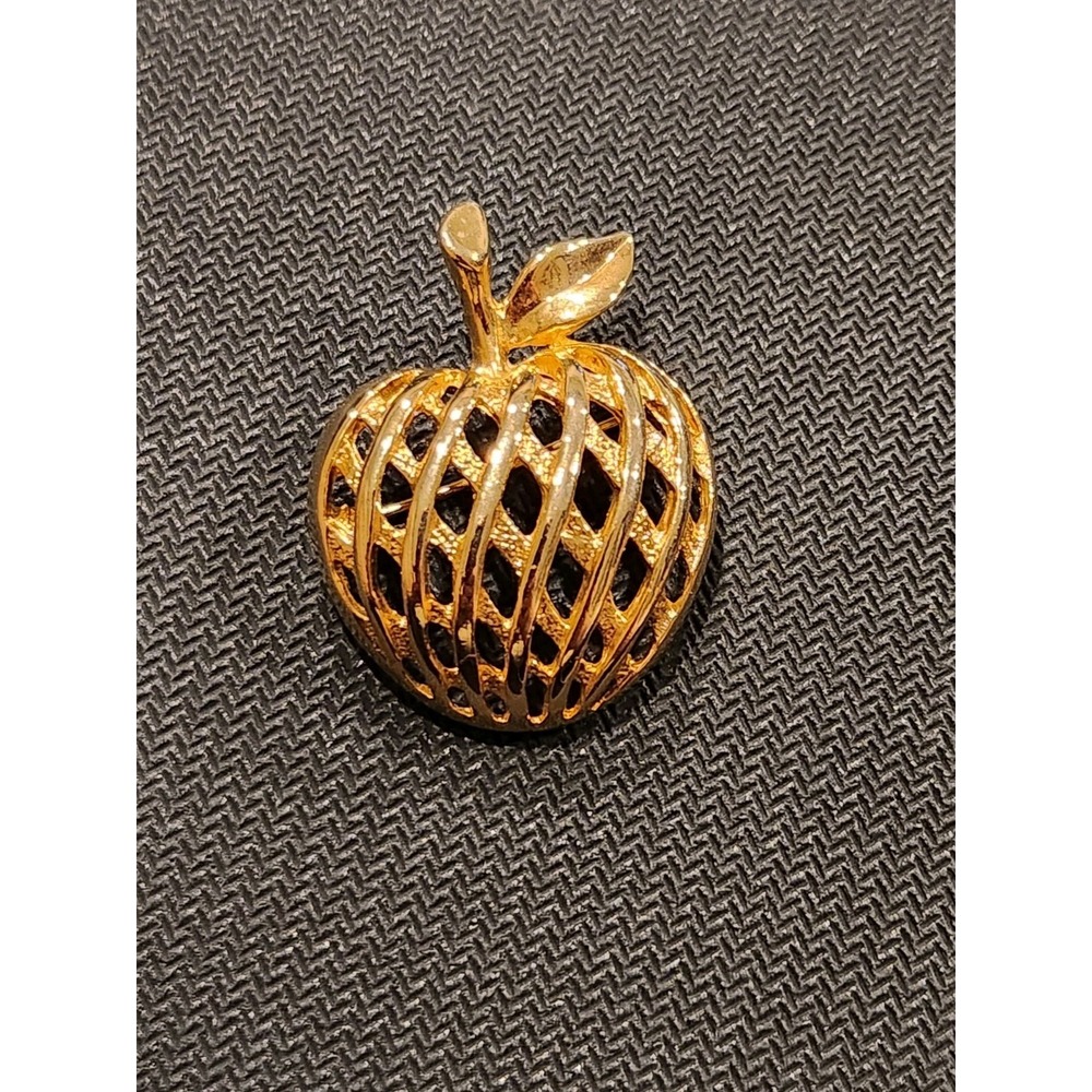Pretty Vintage Goldtone Reticulated‎ Apple Fruit Pin